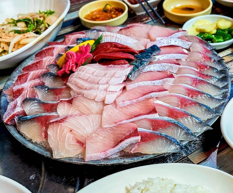 두툼한 방어회에 고등어회를 곁들여 담은 큰 회 접시