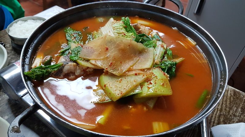배추와 대파를 넣은 얼큰한 생선 매운탕